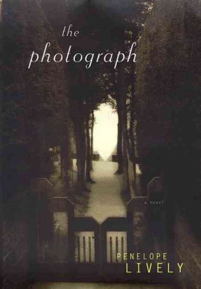 The photograph / Penelope Lively.